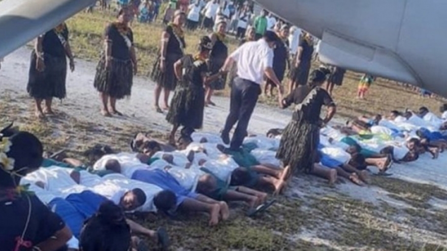 Đại sứ Trung Quốc bước lên lưng hàng chục người Kiribati: chuyện gì đã xảy ra?