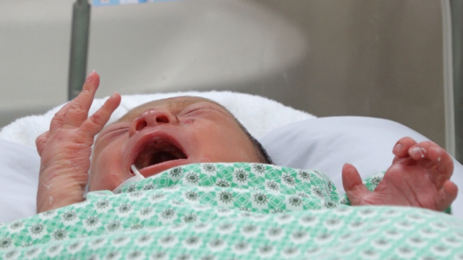 Bé sơ sinh bị bỏ rơi ở khe tường nhiễm trùng nặng hơn