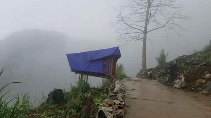 Nam sinh ở Hà Giang dựng lán bên sườn núi bắt sóng 4G để học online