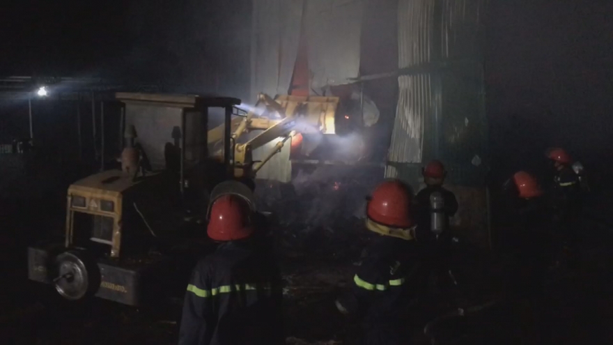 Cháy xưởng chế biến gỗ ván ép, hàng tỷ đồng tài sản bị “hóa vàng“