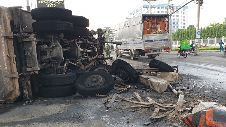 Xe ben lật ngang, bốc cháy, Quốc lộ 1A ùn tắc nhiều giờ liền