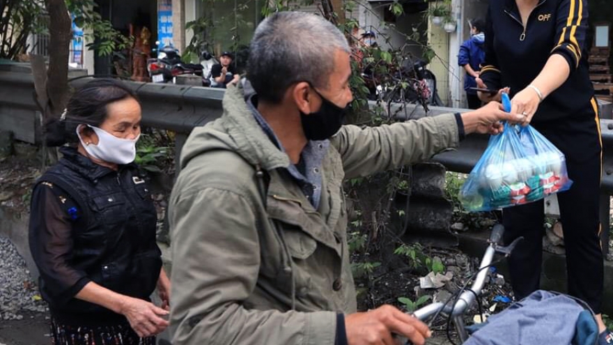 Người phát quà từ thiện mùa Covid-19: “Những người đi SH cũng dừng lại lấy“