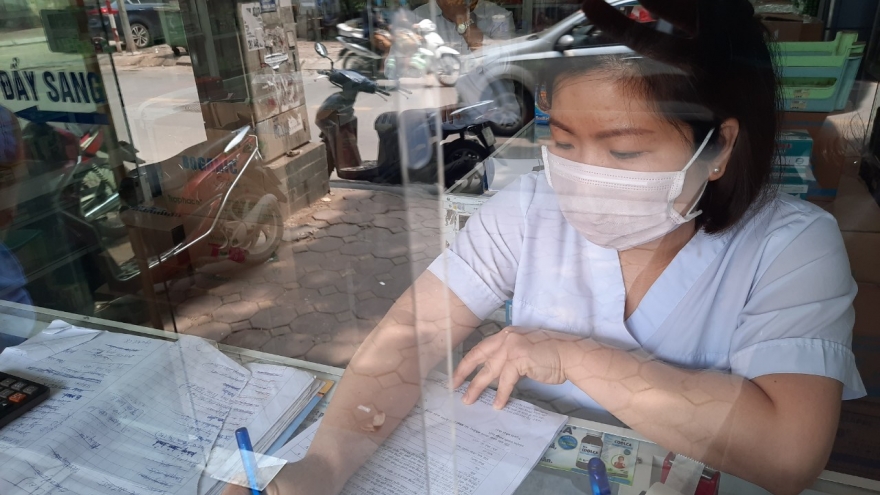 Mua thuốc hạ sốt phải khai báo y tế: “Nhiều người bỏ về không mua“