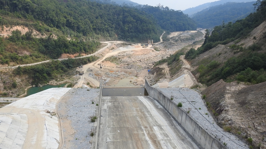 Khát khô bên những công trình chứa nước khổng lồ