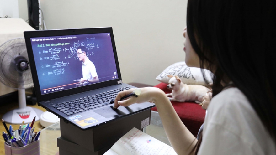 Cho học sinh kiểm tra trực tuyến tại nhà, giáo viên giám sát kiểu gì?