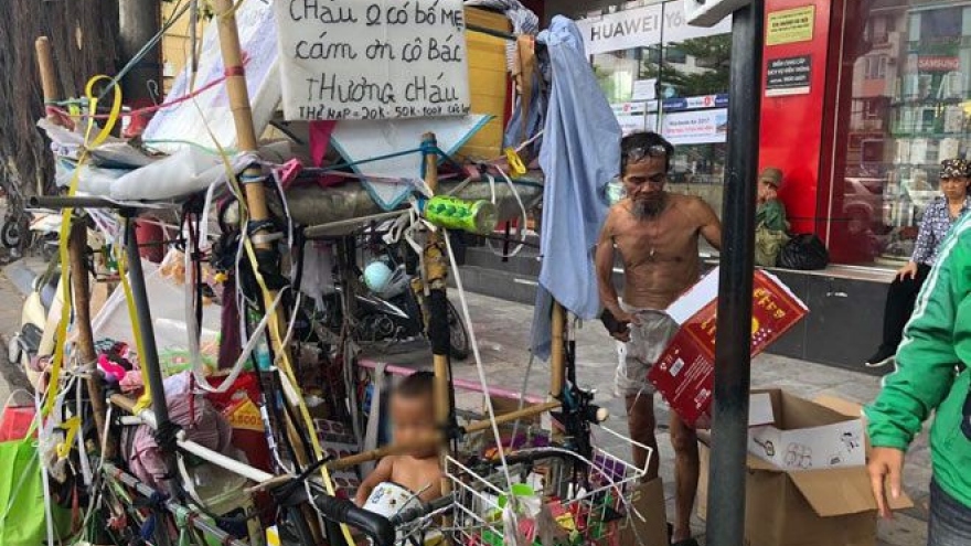 Cháu bé hơn 1 tuổi trần truồng giữa trời nắng được đưa đến TT Bảo trợ xã hội