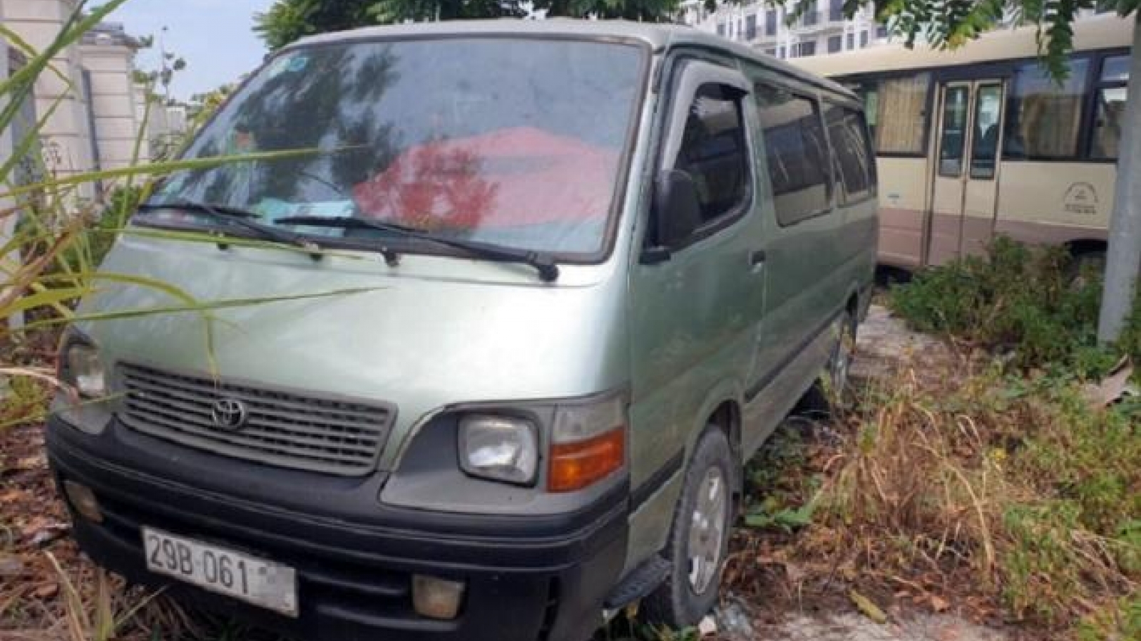 Bố mẹ thuê xe đưa đón, con bị bỏ quên trên xe khi đến trường