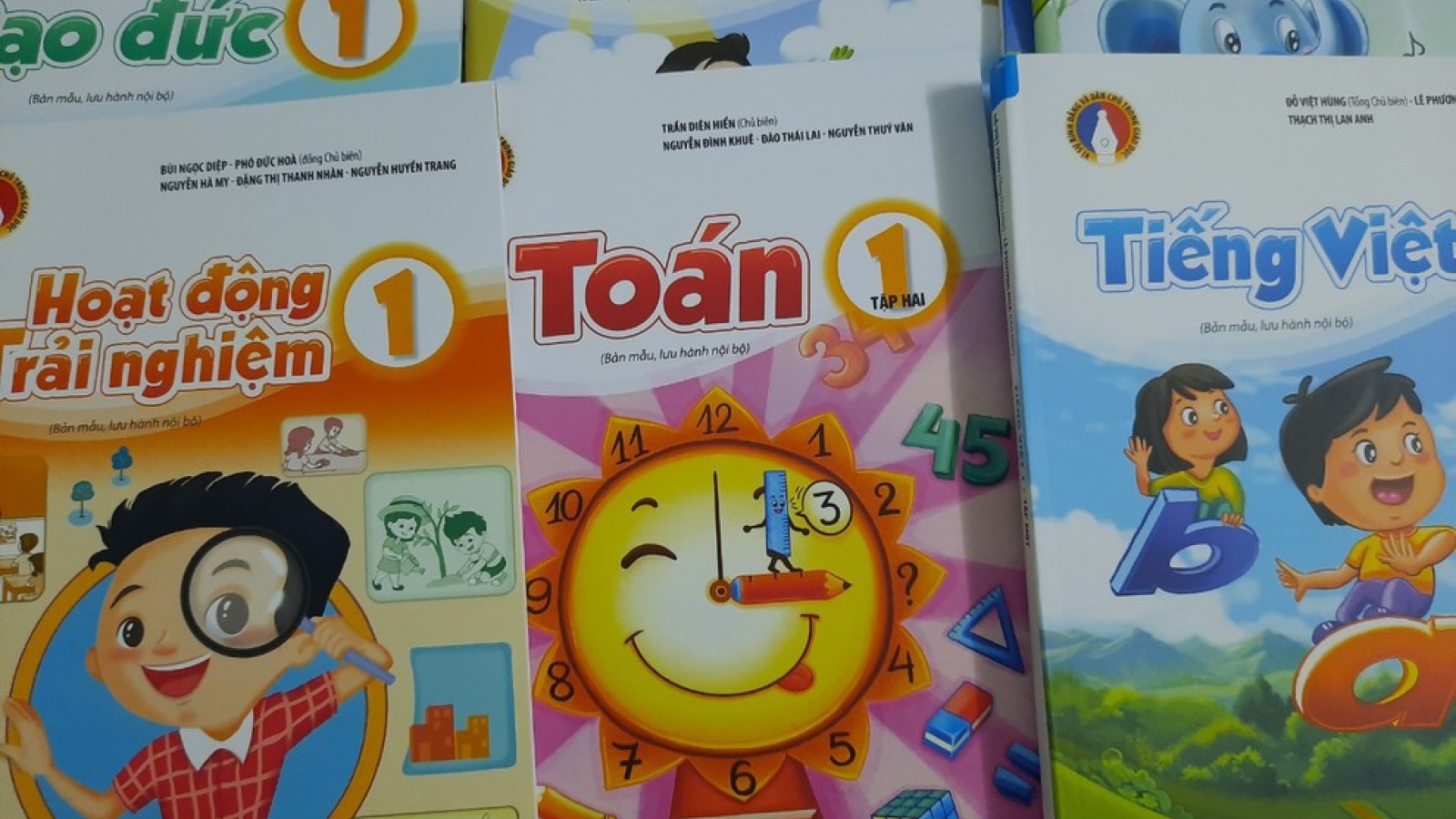 Bộ GD-ĐT dùng 400 tỷ làm SGK để “đuổi theo” xã hội hóa là lãng phí