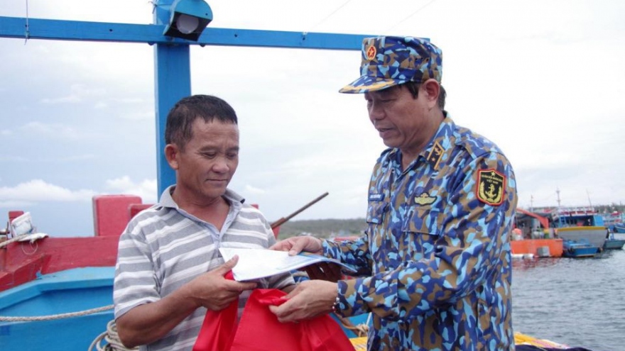 Vùng 4 Hải quân tặng ngư dân huyện đảo Phú Quý 500 lá cờ Tổ quốc