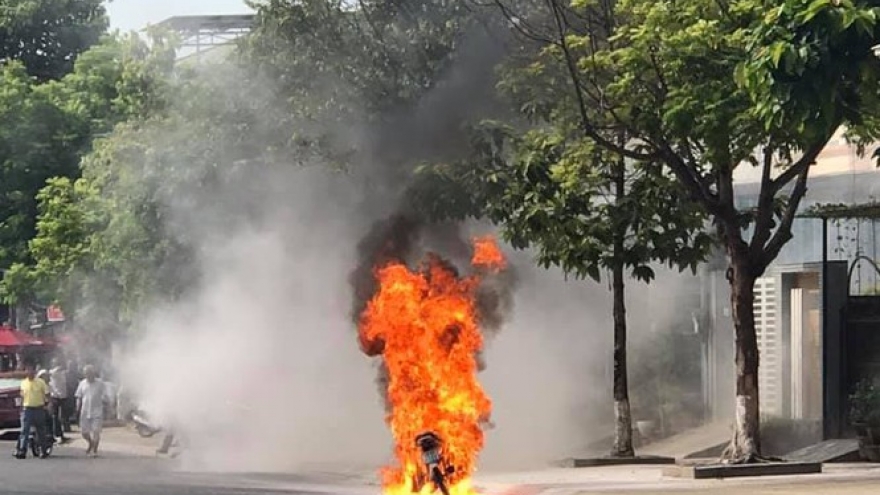 Hoảng hồn xe máy bốc cháy ngùn ngụt khi đang lưu thông trên đường