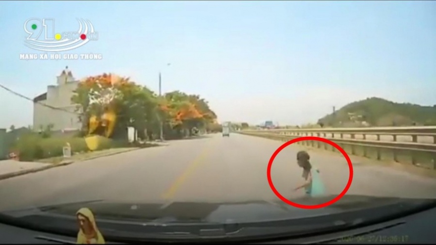 Clip: Tài xế đánh lái kịp thời cứu bé gái thoát nạn trong tích tắc