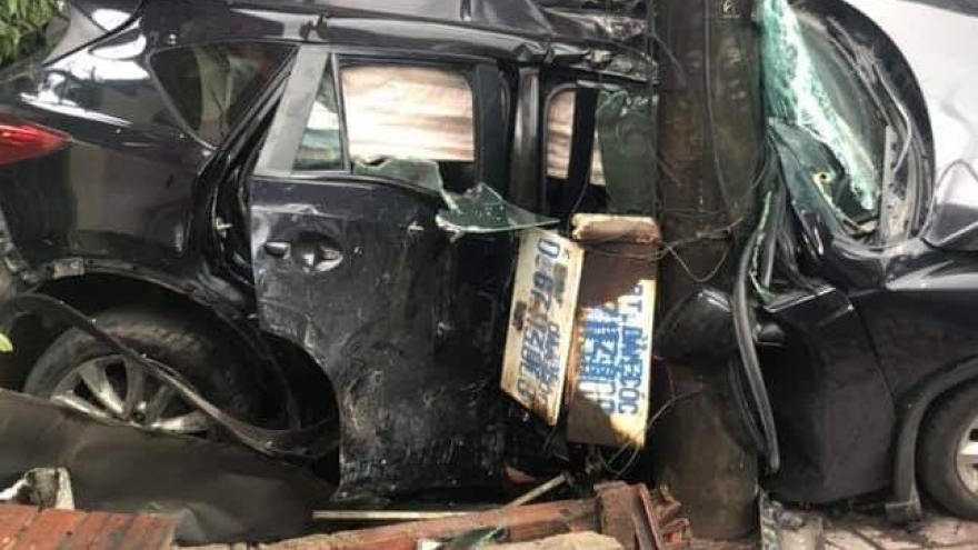 Đột ngột sang đường, xe ô tô bị xe tải đâm trực diện