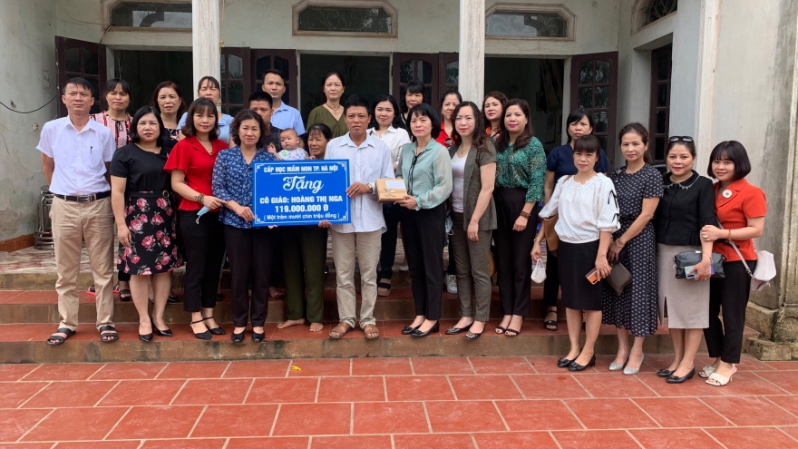 Hà Nội thăm hỏi giáo viên bị ung thư não vẫn hoàn thành tốt nghiệm vụ