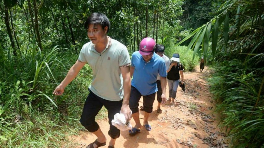 Vùng cao Ba Chẽ: Thầy cô đến vận động, học sinh trốn lên rừng