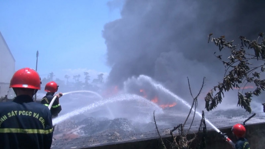 Gần 1 giờ căng mình với đám cháy