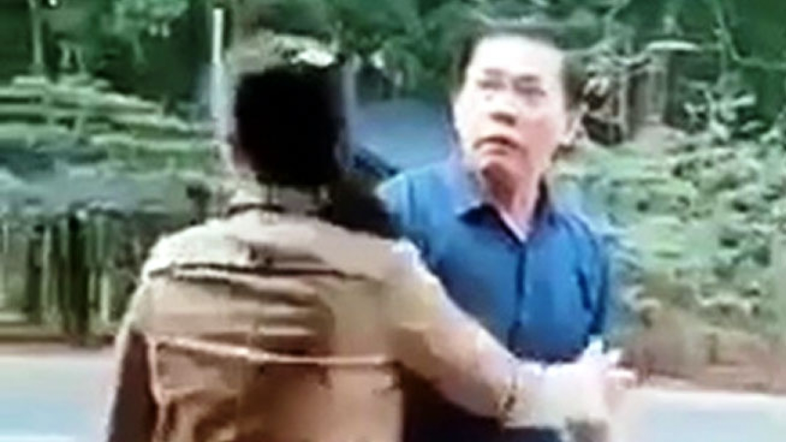 Chống đối kiểm tra Covid-19: Cán bộ, Đảng viên càng phải xử lý nghiêm