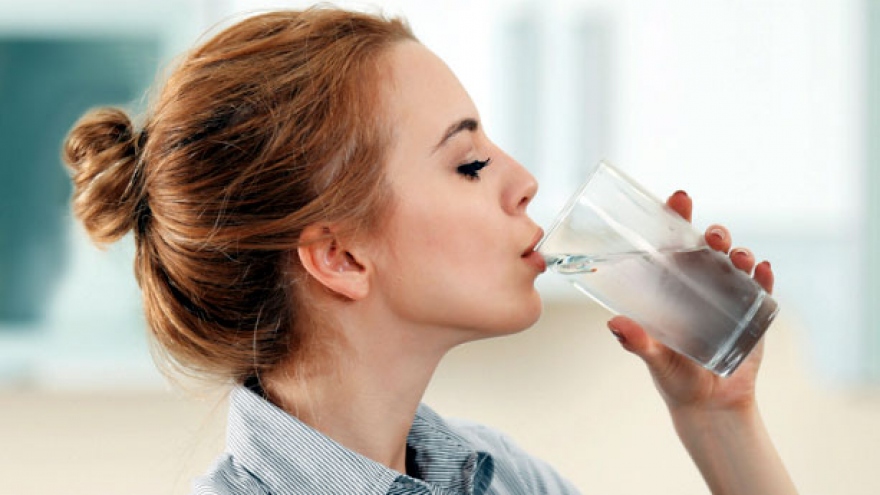 Uống nước đến mức nước tiểu trong suốt có tốt không?