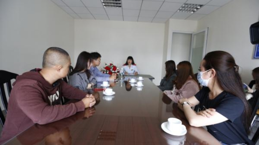 Cảnh cáo 5 thanh niên đăng tin kết hôn sau tuổi 30 sẽ bị phạt