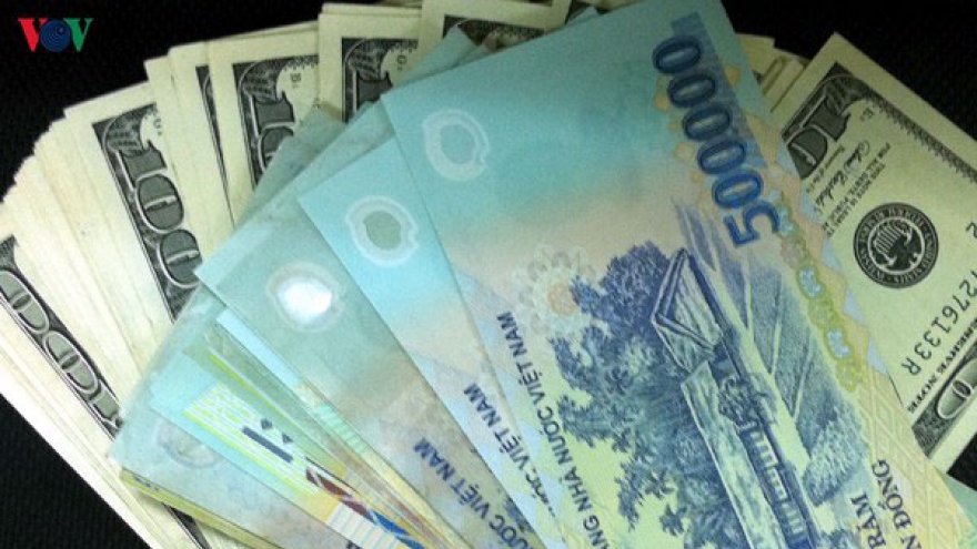 Nhiều ngân hàng thương mại giảm giá mua ngoại tệ