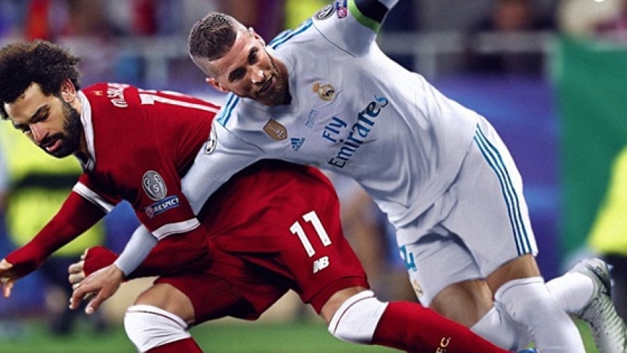 “Vũ trụ bóng đá ngược đời“: Salah khóa tay Ramos, Chiellini cắn Suarez