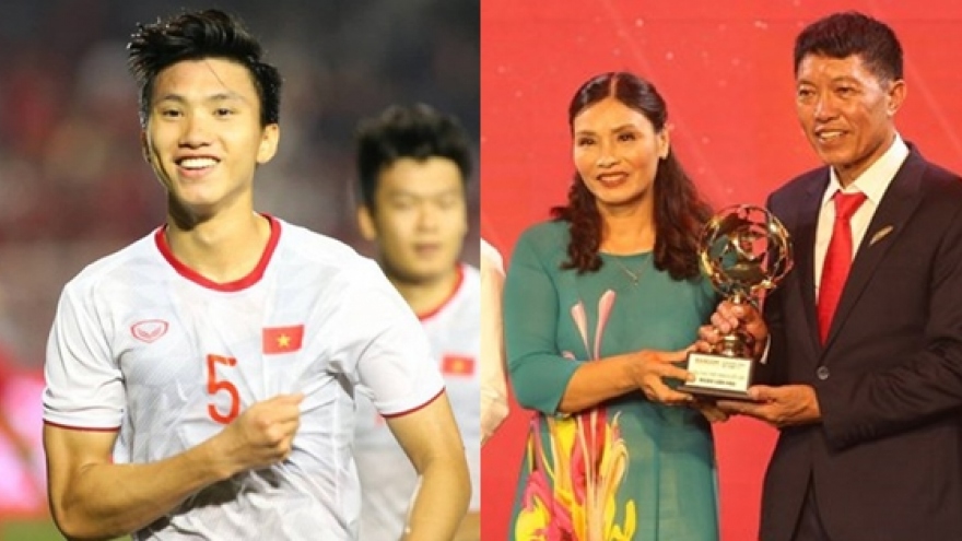 Bố mẹ thay Đoàn Văn Hậu nhận danh hiệu Cầu thủ trẻ xuất sắc nhất VN