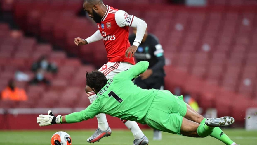 Van Dijk và Alisson mắc sai lầm, Liverpool thua ngược đau đớn trước Arsenal