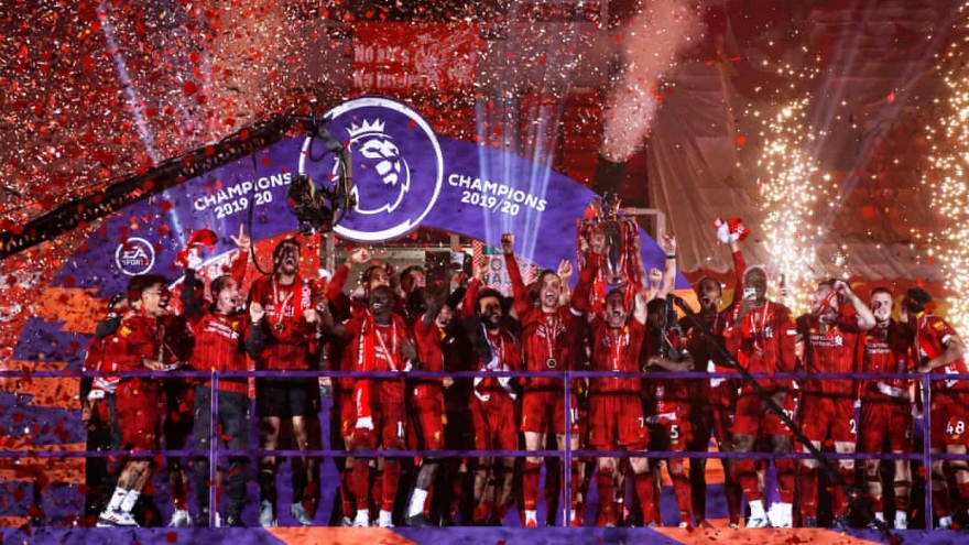 Cận cảnh: Liverpool nâng cúp vô địch Premier League sau 30 năm chờ đợi