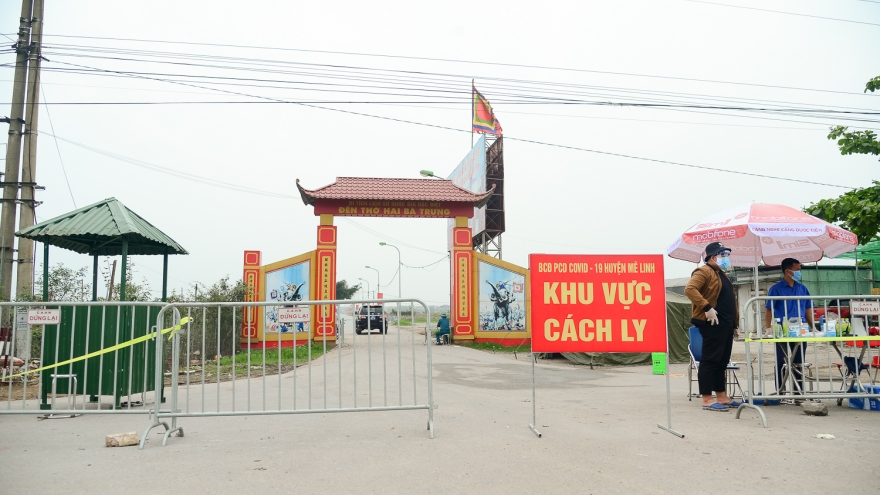 Ảnh: Ngày thứ 2 thôn Hạ Lôi cách ly y tế, đường làng ngõ xóm vắng bóng người