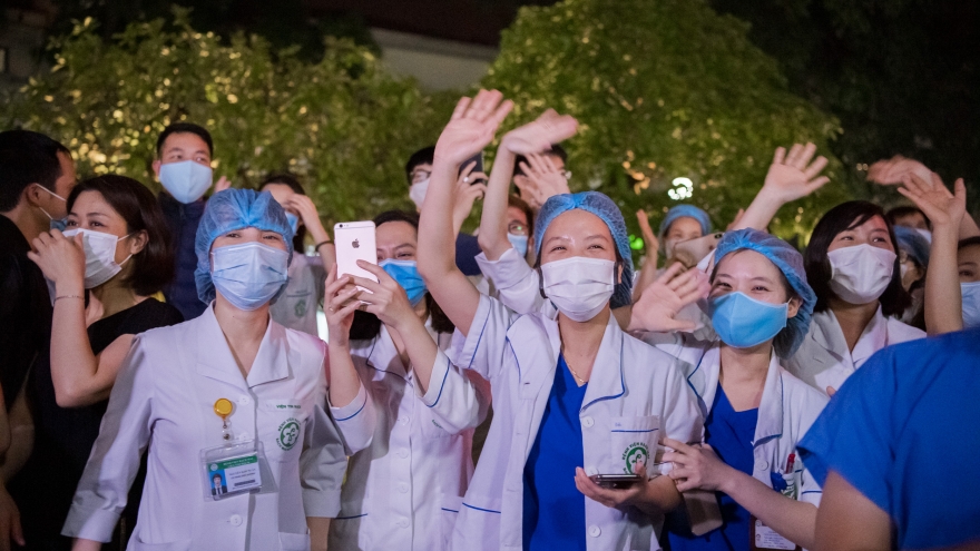 Bệnh viện Bạch Mai dỡ bỏ hàng rào cách ly, y bác sĩ vỡ òa hạnh phúc