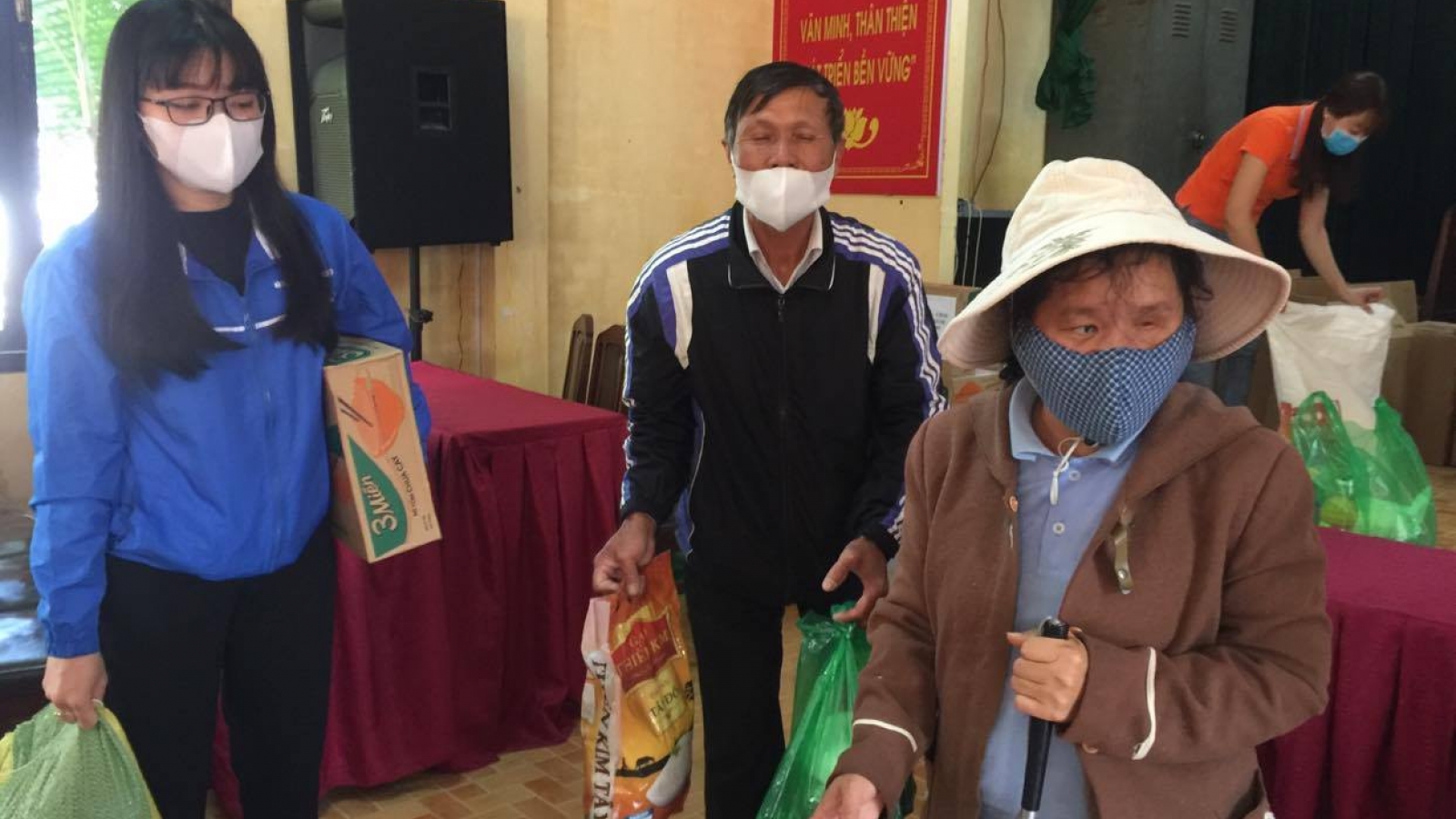 Những tấm lòng chia sẻ yêu thương cùng vượt qua mùa dịch