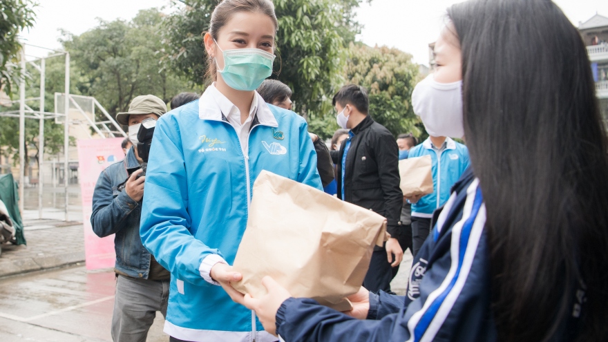 Huyền My đeo khẩu trang đi từ thiện, thú nhận tăng cân vì ăn quá nhiều