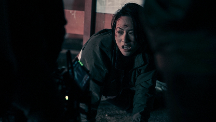 Phương Anh Đào "bầm dập" trên phim trường Bằng chứng vô hình