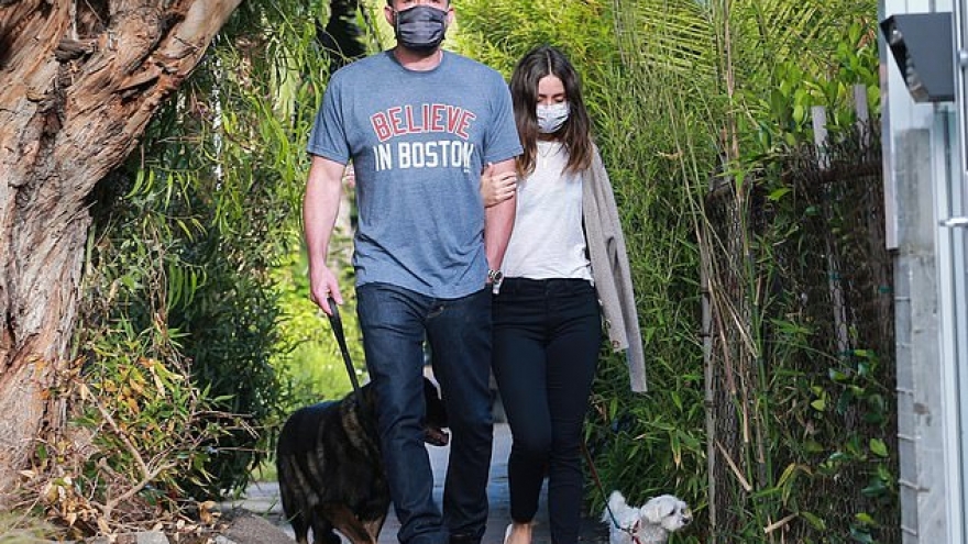 Ben Affleck đeo khẩu trang, tình tứ đi dạo cùng bạn gái kém 16 tuổi