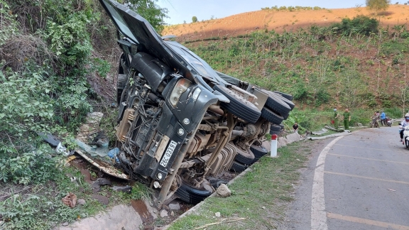 Xe đầu kéo vào cua mất lái đâm đổ taluy