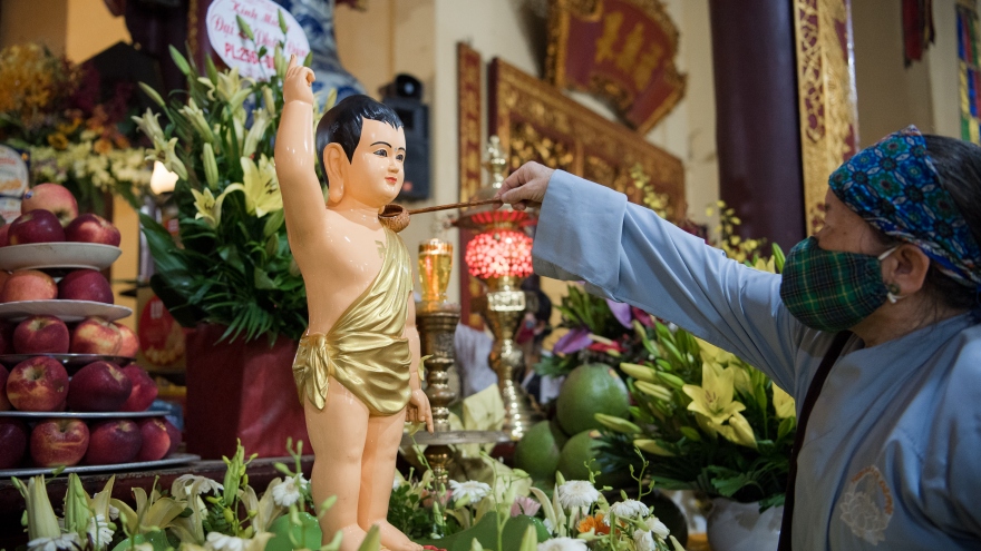 Dòng người xếp hàng tắm tượng Phật trong ngày lễ Phật Đản ở chùa Quán Sứ