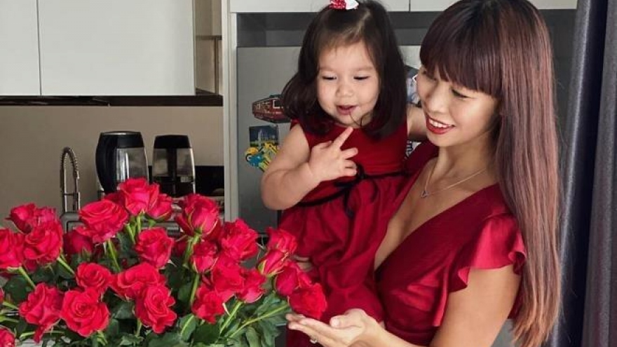 Con gái siêu mẫu Hà Anh chưa tròn 2 tuổi đã thuộc làu bảng chữ cái