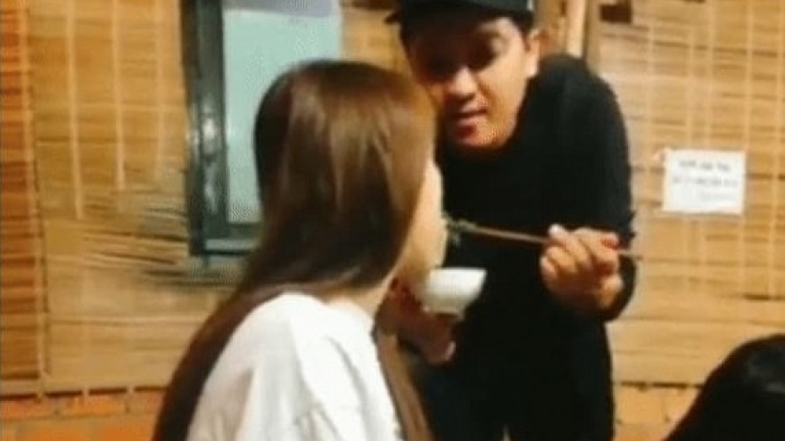 Chuyện showbiz: Trường Giang tự tay bón đồ ăn cho Nhã Phương