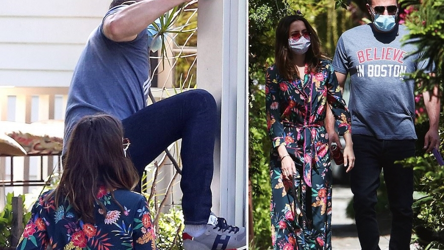 Tài tử Ben Affleck trèo tường vào nhà sau khi đi dạo cùng tình trẻ