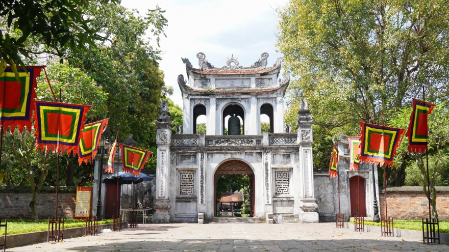 Văn Miếu, đền Ngọc Sơn vắng khách ngày mở cửa trở lại