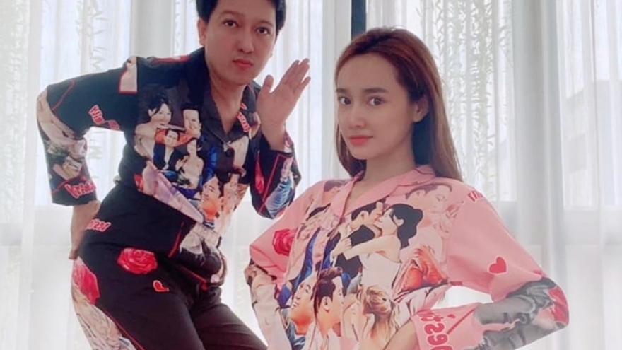 Chuyện showbiz: Vợ chồng Nhã Phương diện đồ ngủ đôi in hình cưới đáng yêu