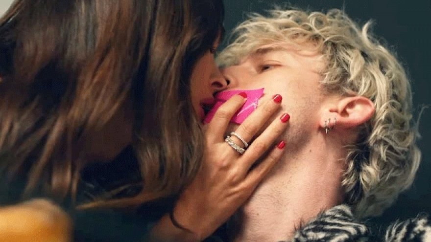 “Biểu tượng gợi cảm” Megan Fox ngọt ngào “khóa môi” tình trẻ sau khi ly hôn