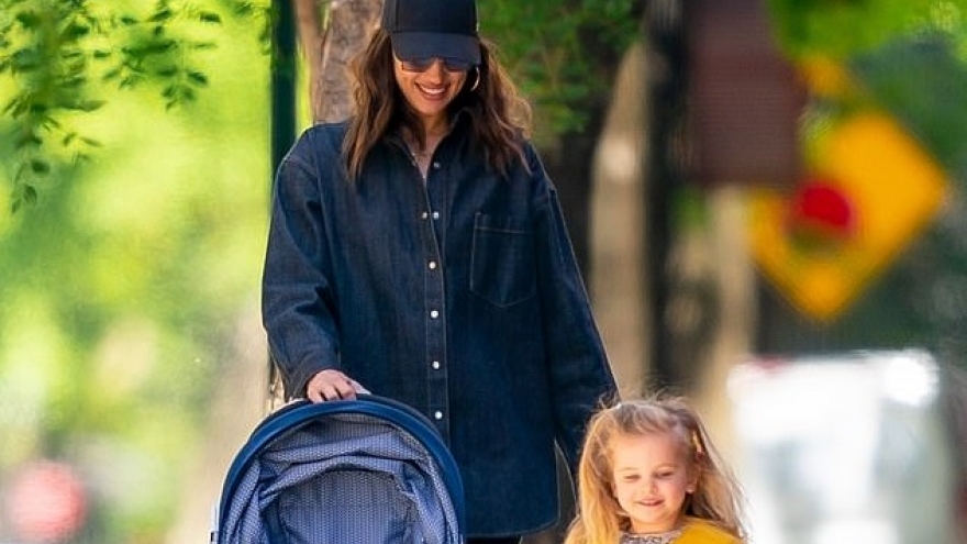 Irina Shayk diện mốt giấu quần, rạng rỡ đưa con gái ra phố dạo chơi