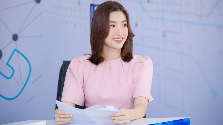 Hoa hậu Đỗ Mỹ Linh ngọt ngào với đầm hồng pastel