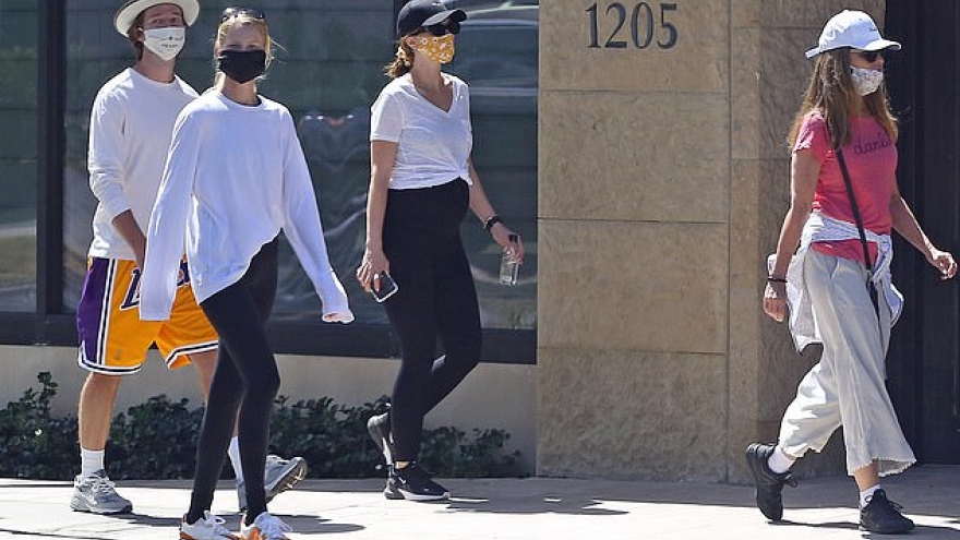 Con gái “Kẻ hủy diệt” lộ bụng bầu lớn khi đi dạo bộ cùng ông xã Chris Pratt