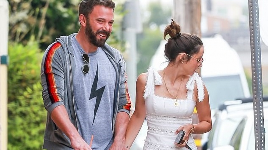 Tài tử Ben Affleck ngọt ngào nắm tay bạn gái xinh đẹp đi dạo ở California