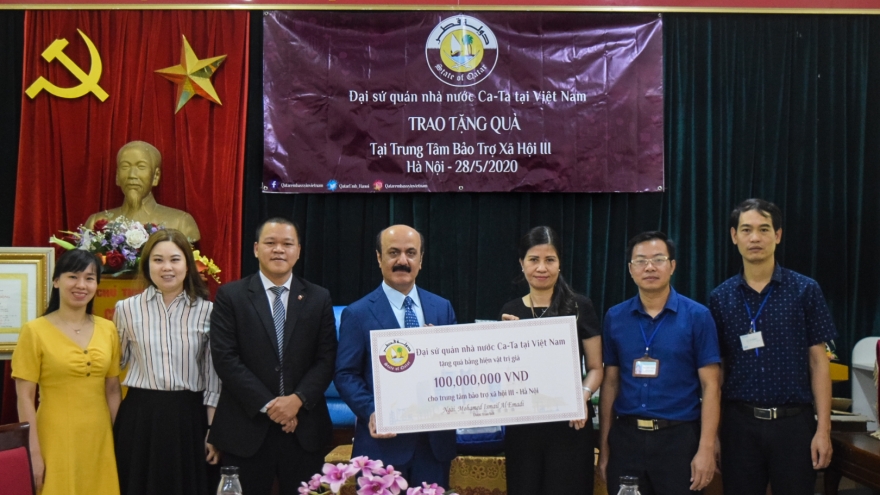 Đại sứ Qatar tặng quà cho Trung tâm Bảo trợ Xã hội 3