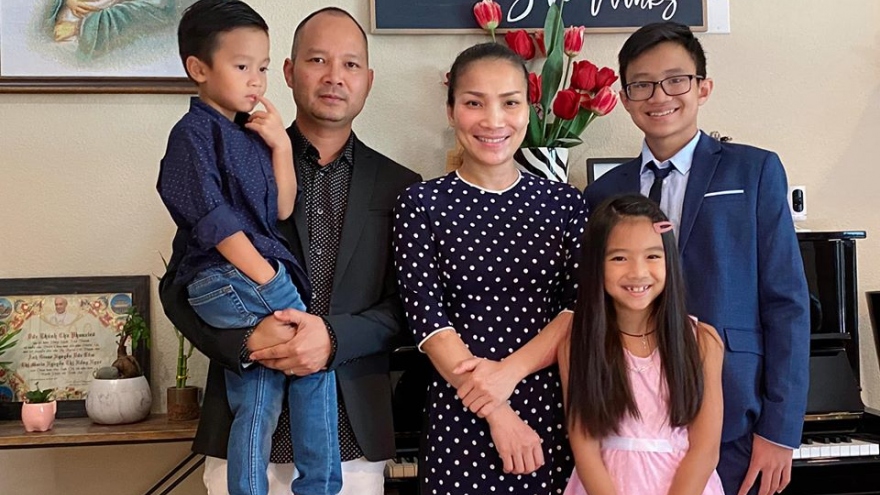 Ca sĩ Hồng Ngọc kỷ niệm 11 năm ngày cưới sau khi bị bỏng vì nổ nồi xông hơi