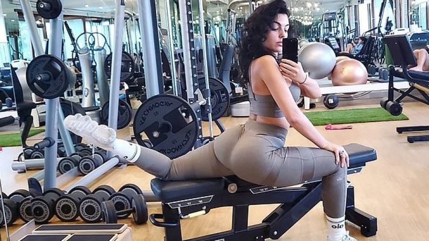 Bạn gái C.Ronaldo khoe dáng nóng bỏng trong phòng tập thể thao