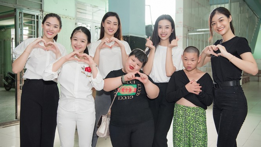 Tiểu Vy, Lương Thuỳ Linh tặng quà cho các cô nhi nhân ngày 1/6