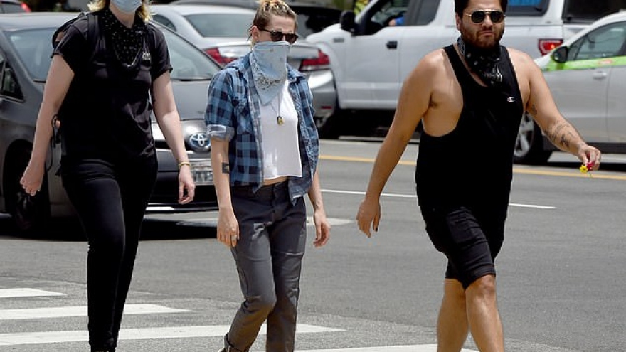 Kristen Stewart đeo khẩu trang kín mít ra phố cùng bạn gái đồng giới